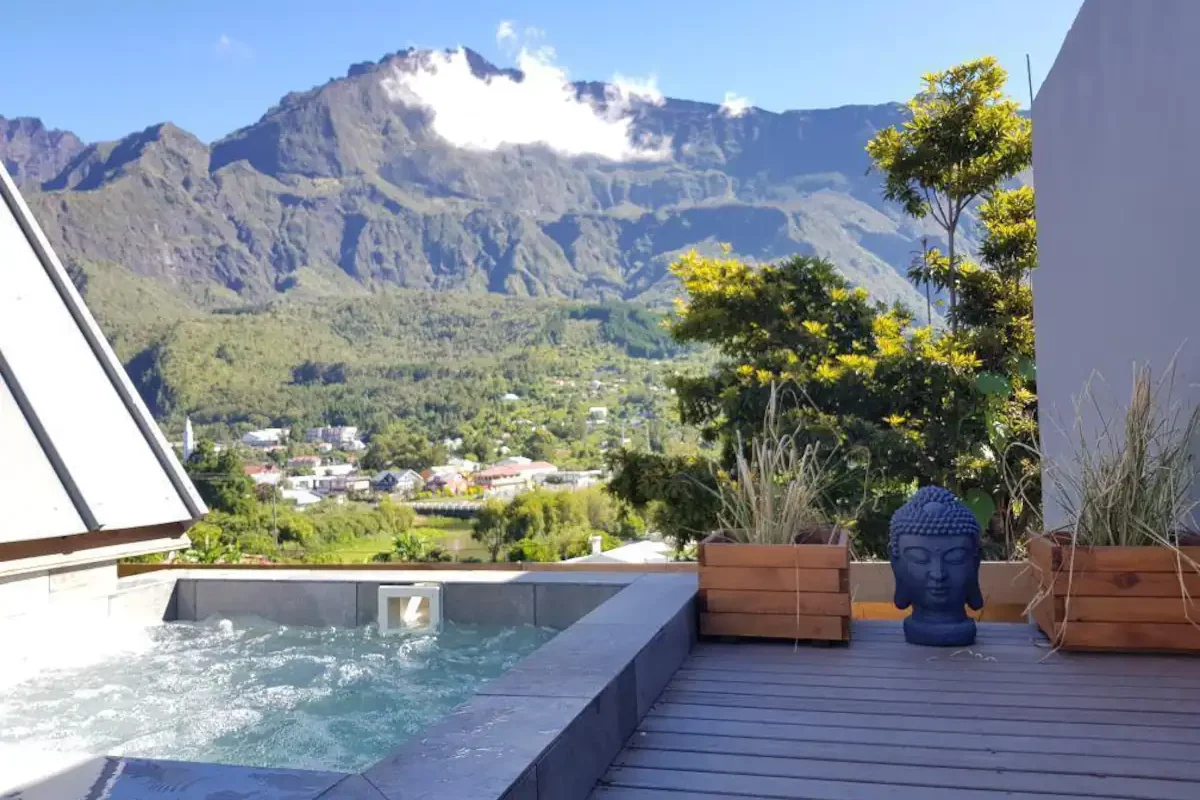 Tereva Lodge et son jacuzzi avec vue sur les montagnes entourant Cilaos à la Réunion