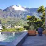 Tereva Lodge et son jacuzzi avec vue sur les montagnes entourant Cilaos à la Réunion