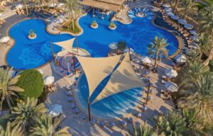 piscine extérieure avec bar dans l'eau