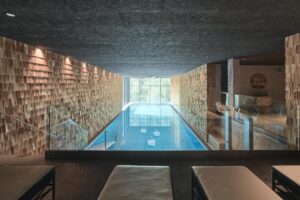 piscine intérieure avec vue panoramique sur les montagnes du sud Tyrol