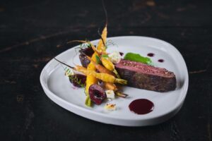 plat gastronomique servi le soir au restaurant de l'hôtel