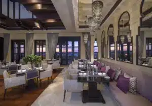 restaurant sur le toit de l'hôtel proposant également des cocktails avec panorama magnifique sur les dunes au coucher du soleil