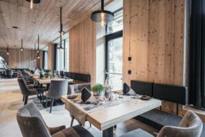 salle de restaurant de l'hôtel Tenne Lodges servant une restauration tout au long de la journée