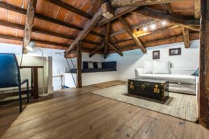 salon en mezzanine dans une location airbnb dans Venise