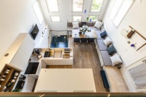 vue du séjour - cuisine - salle à manger depuis la mezzanine