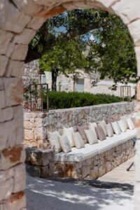 banc extérieur en pierre dans une ancienne ferme traditionnelle des Pouilles