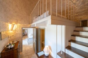 chambre avec lit double en mezzanine dans un trulli