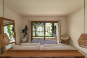 une première chambre avec sa propre salle de bain ou douche et vue sur la piscine