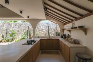 cuisine ouverte sur le salon et la salle à manger de la villa Casa Luce à Canggu