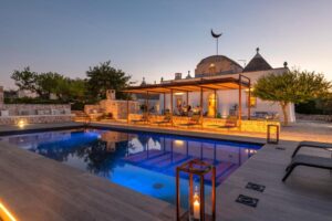 vue extérieure de la maison à louer avec la piscine et la terrasse