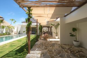 terrasse ombragée au bord de la piscine privée