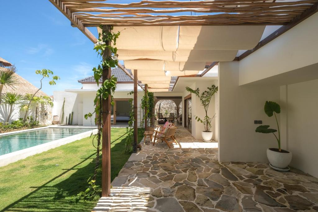 terrasse ombragée au bord de la piscine privée
