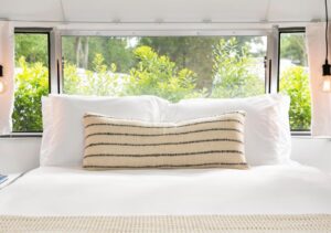 lit double dans la caravane Airstream