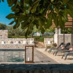 piscine extérieure de la villa entourée de transats pour un moment de détente et de repos