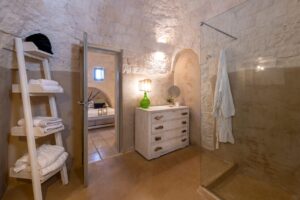 salle de douche donnant sur la chambre