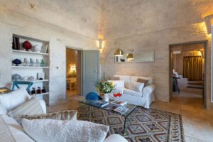 salon de la maison installé dans un trulli authentique et plein de charme