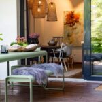 terrasse avec espace repas donnant sur la salle à manger d'une location vacances dans la région de l'Eifel en Allemagne
