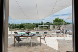 espace repas ombragé et au bord de la piscine
