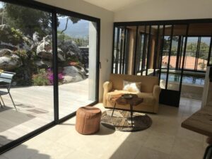 coin salon s'ouvrant sur la terrasse privée