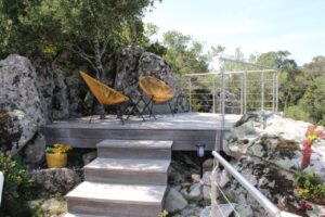 petite terrasse en hauteur offrant une vue panoramique sur la région et la nature