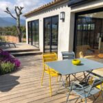 terrasse privée avec espace repas à la maison d'hôtes A Camerina en Corse