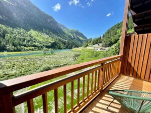 balcon avec vue sur les montagnes d'une chambre de l'hôtel 4* les tetras lodge dans la station de ski de Tignes les Brévières
