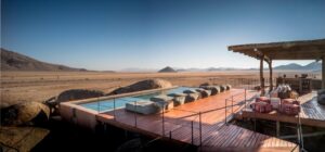 piscine de l'hôtel avec vue extraordinaire sur le désert de Namibie