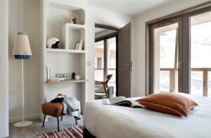 chambre donnant sur le séjour dans un appartement à la résidence 4* ynycio avec piscine et spa à Tignes Val Claret