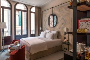 chambre deluxe mélangeant art et histoire