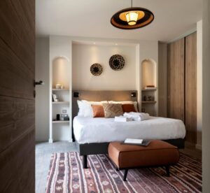 chambre double d'un appartement à la résidence 4* ynycio avec piscine et spa à Tignes Val Claret