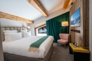 chambre double de l'hôtel 4* les tetras lodge dans la station de ski de Tignes les Brévières