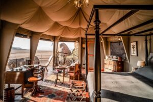 chambre dans un lodge avec vue sur le désert à l'hôtel Zannier Sonop dans le désert de Namibie