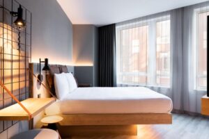 chambre de l'hôtel Moxy au centre-ville de La Haye (Den Haag) aux Pays-Bas