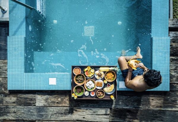 plateau repas flottant pour manger en se baignant dans la piscine