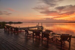 magnifique coucher de soleil sur la lagune de bacalar depuis la terrasse de l'hôtel