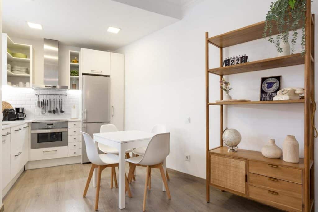 cuisine ouverte avec espace repas dans un appartement 2 chambres à louer dans le quartier de l'eixample , à côté de la Sagrada Familia, à Barcelone