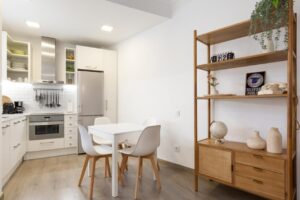 cuisine ouverte avec espace repas dans un appartement 2 chambres à louer dans le quartier de l'eixample , à côté de la Sagrada Familia, à Barcelone