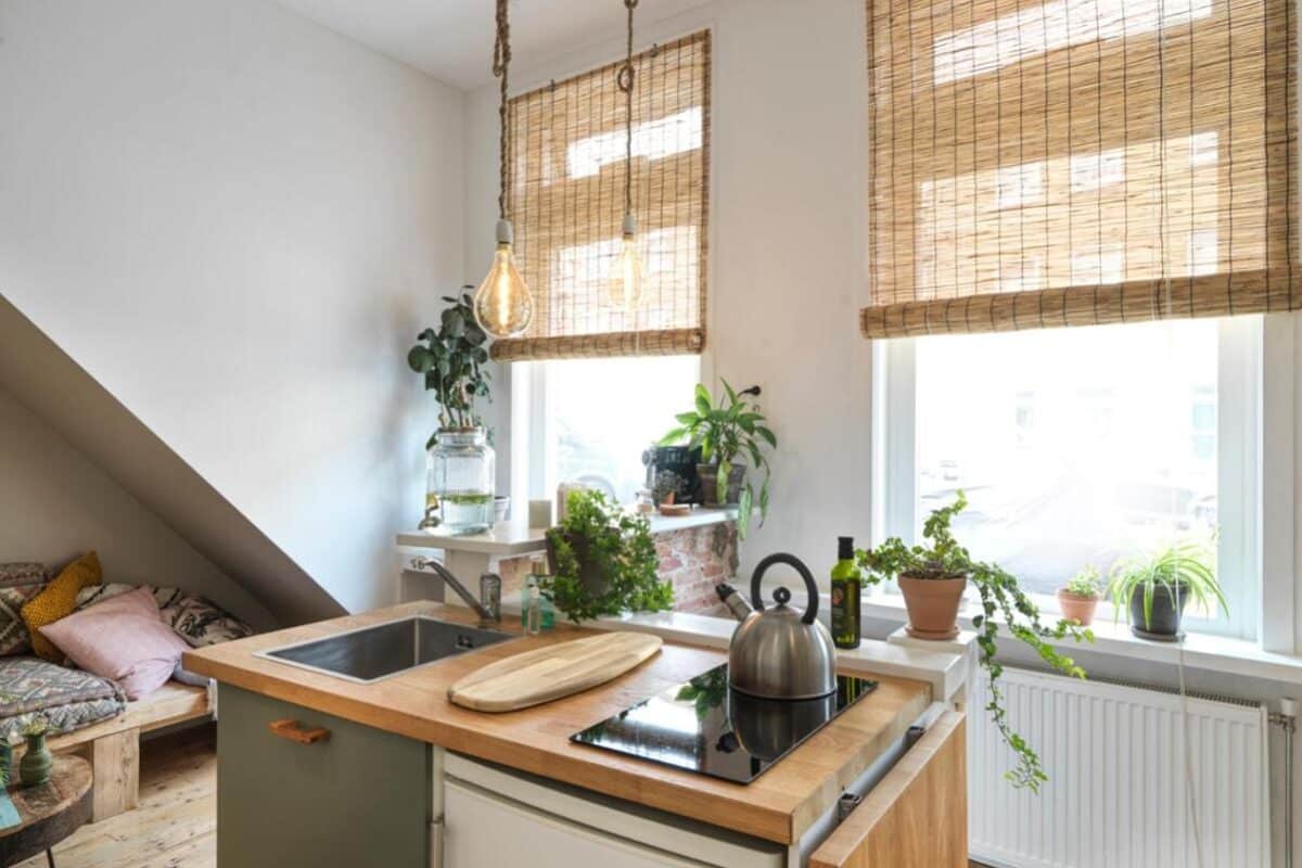 séjour avec kitchenette à l'appartement airbnb Tiny Beachhouse à Scheveningen