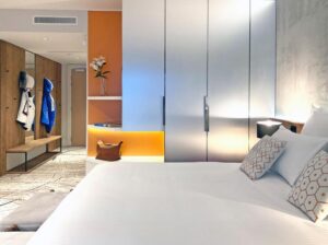 entrée d'une chambre à l'hôtel Voulezvous à 50 m des pistes de Tignes le Lac