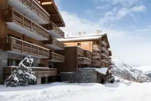 façade de la résidence CGH avec départ ski aux pieds à Tignes Les Boisses