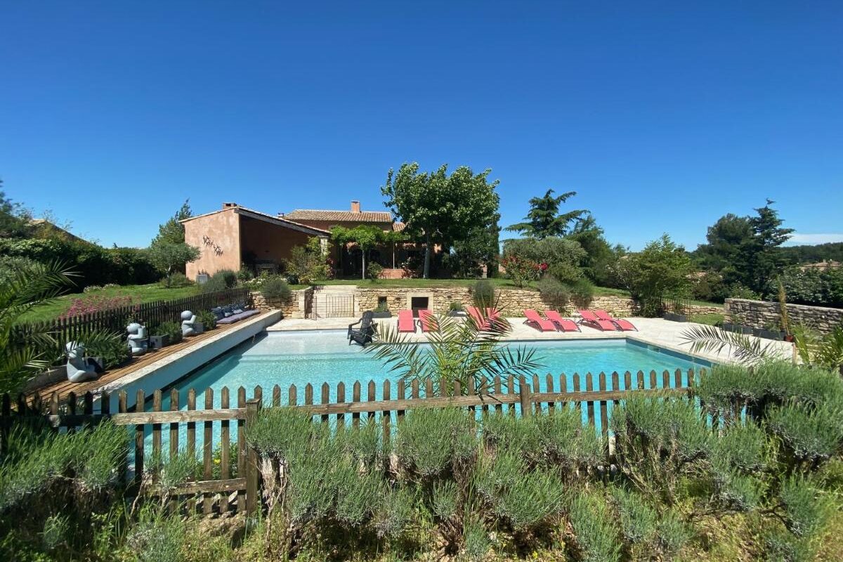 vue extérieure du mas avec la piscine à la chambre d'hôtes et gîtes Hestia à Robion dans le Luberon