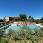 vue extérieure du mas avec la piscine à la chambre d'hôtes et gîtes Hestia à Robion dans le Luberon