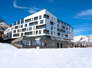 façade de l'hôtel depuis le front de neige