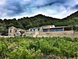 vue de la villa depuis les vignes des côtes-du-rhône