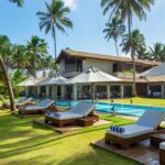 jardin avec piscine et transat au bord de la mer à l'hôtel Villa Thamburu de Bentota au Sri Lanka