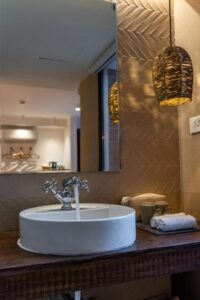 zoom sur le lavabo des salles de douche