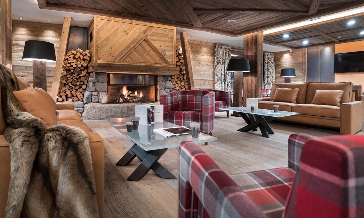 bar louunge avec cheminée pour un moment convivial dans la résidence Le Cristal de Jade à Chamonix-Mont-Blanc