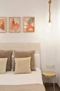 zoom sur le lit et la décoration d'une des 3 chambres