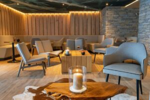 bar lounge de l'hôtel avec planches apéritives
