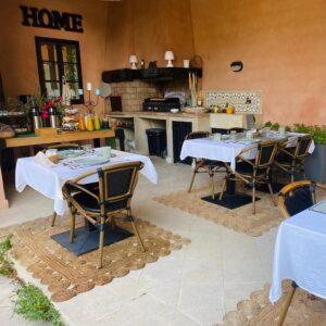 petit déjeuner servi à la chambre d'hôtes Hestia à Robion